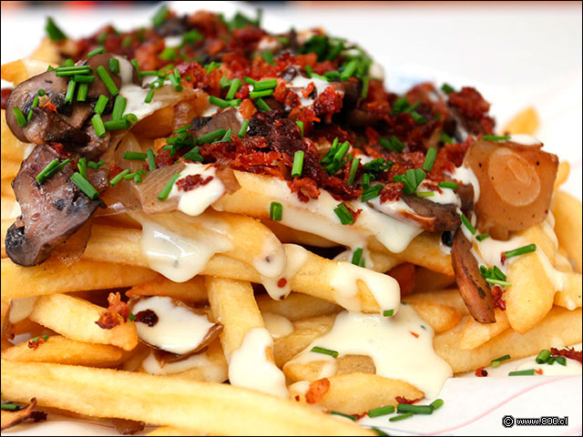 Papas fitas con champi�ones, crema �cida, chips de tocino y ciboulette - Burgs