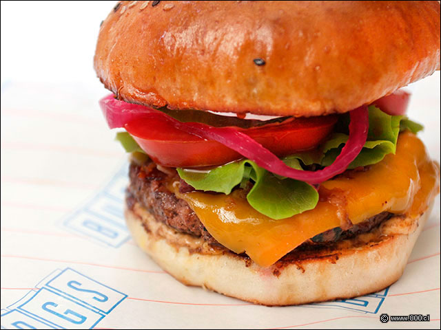 hamburguesa con,tocino, lechuga, tomate, cheddar, pepinillos y cebolla encurtida - Burgs