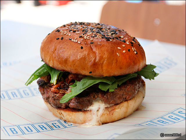 La Hmburguesa Bleu, dominada por una salsa de queso azul y un crocante tocino - Burgs