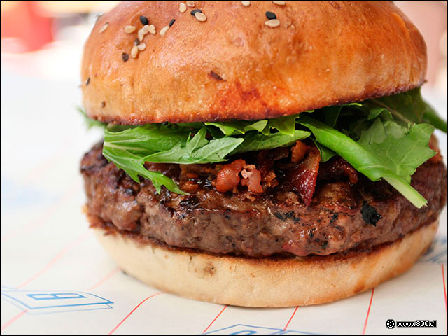  La hamburguesa Bleu con chutney de manzana, tocino, salsa de queso azul y hojas de mizuna - Burgs