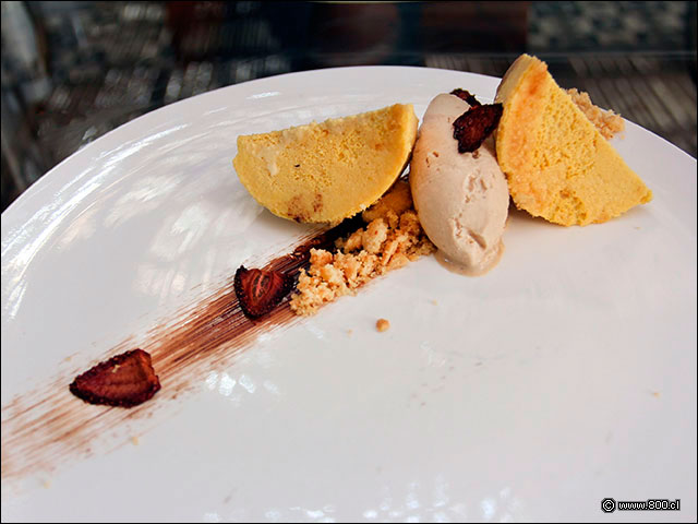 Cheesecake de zapallo camote, horneado sobre bizcocho crocante de galleta, acompaado de helado de avellana y crocantes de frutilla - Pad Thai