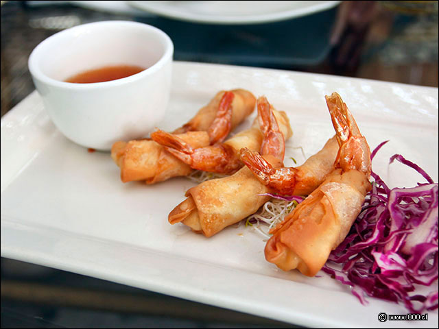 Camarones en gabardina de masa con salsa spring rolls - Pad Thai