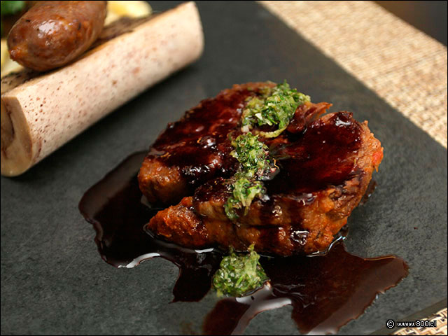 Osobucco cocinado abajo temperatura servido con chimichurri - Zafferano (Hotel Solace)
