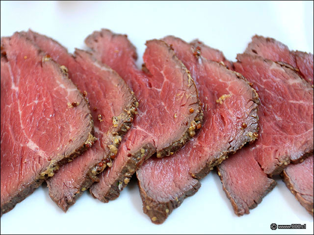 Lonjas de carne sellada en la tabla de Roast Beef - Quotidien Bistro