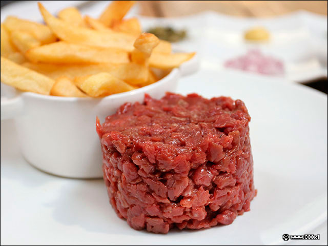 Carne cortada a cuchillo acompaada de papas fritas en el trtaro de Res - Quotidien Bistro