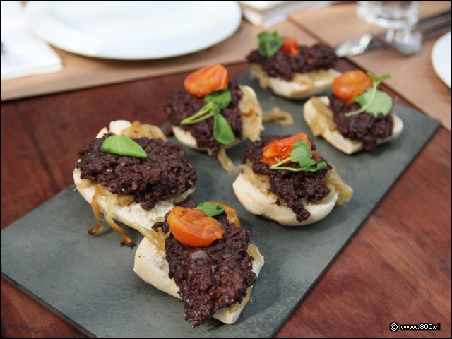 Tapa Infiltrados, de prieta con tomate cherry - Infiltrados Steak Bar