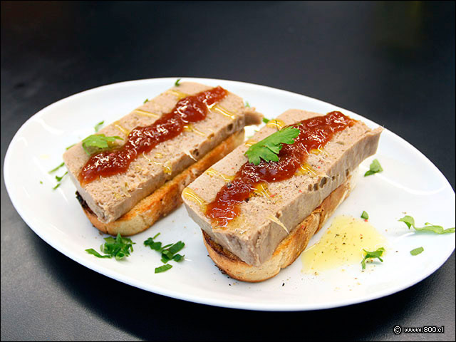 Tapa de Foie con mermelada y hojas de cilantro