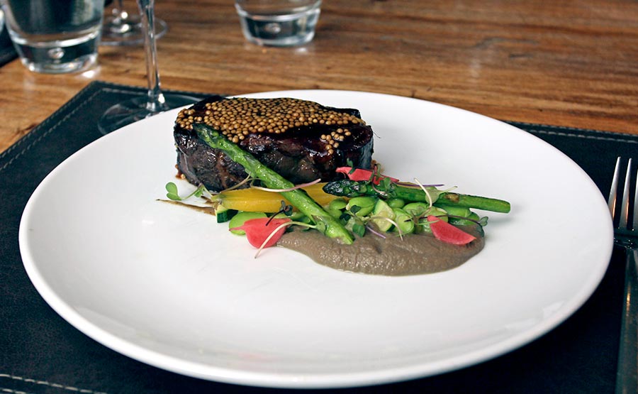 Vacuno de coccin lenta con pur de championes y verduras al vapot
