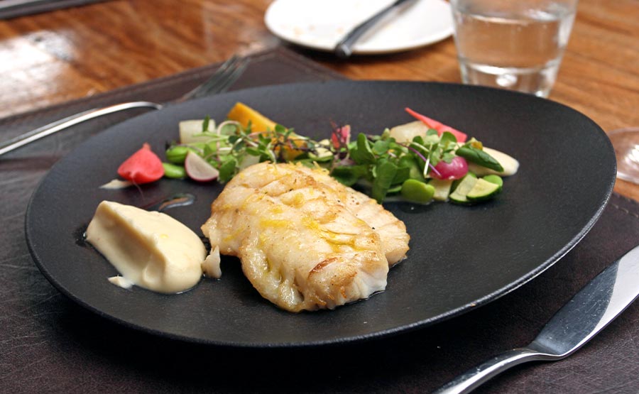 Congrio dorado a la mantequilla con ensaladilla de encurtidos