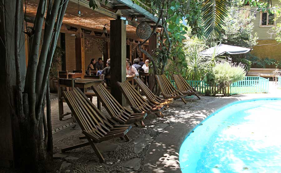 Piscina y mesas en Pad Thai