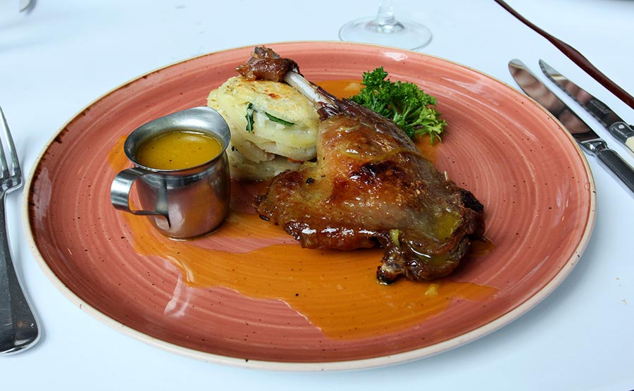 Confit de Pato con Salsa de Naranja