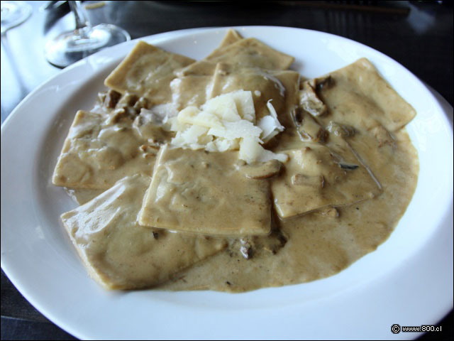 Raviolon relleno de carne al funghi porccini