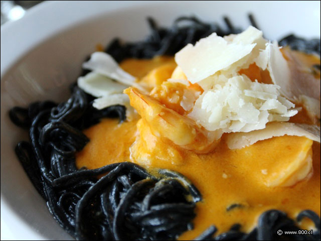 Spaguetti a la sepia de calamares con picante de camarones