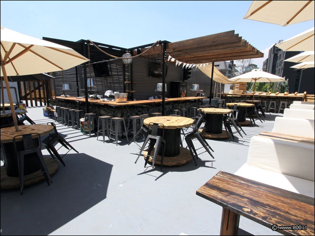 Comedor y barra en la terraza del lugar - Cocoa 2023 - La Dehesa