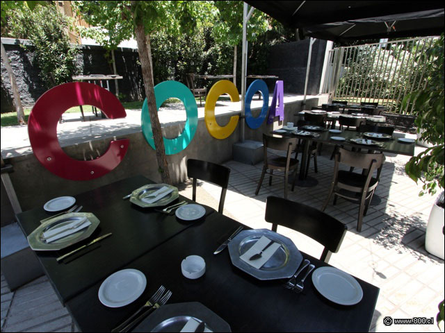 Terraza exterior junto nombre del restaurante - Cocoa 2023 - La Dehesa
