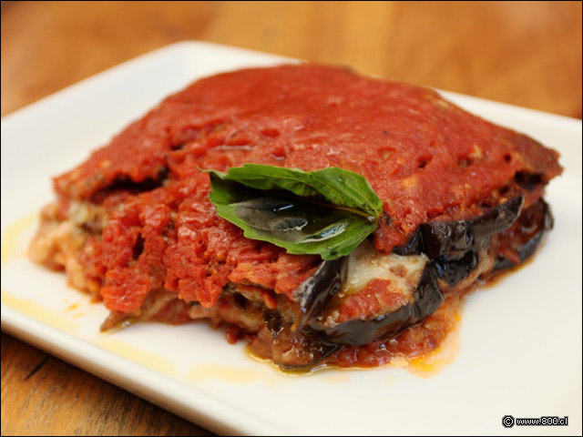 Berenjenas gratinadas servidas con pasata de tomates - Capperi!