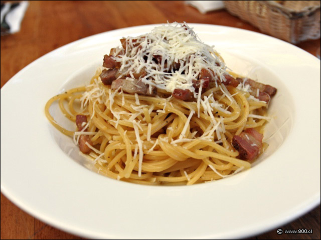 Tradicional Spaghetti Carbonara servidor con queso rallado - Capperi!