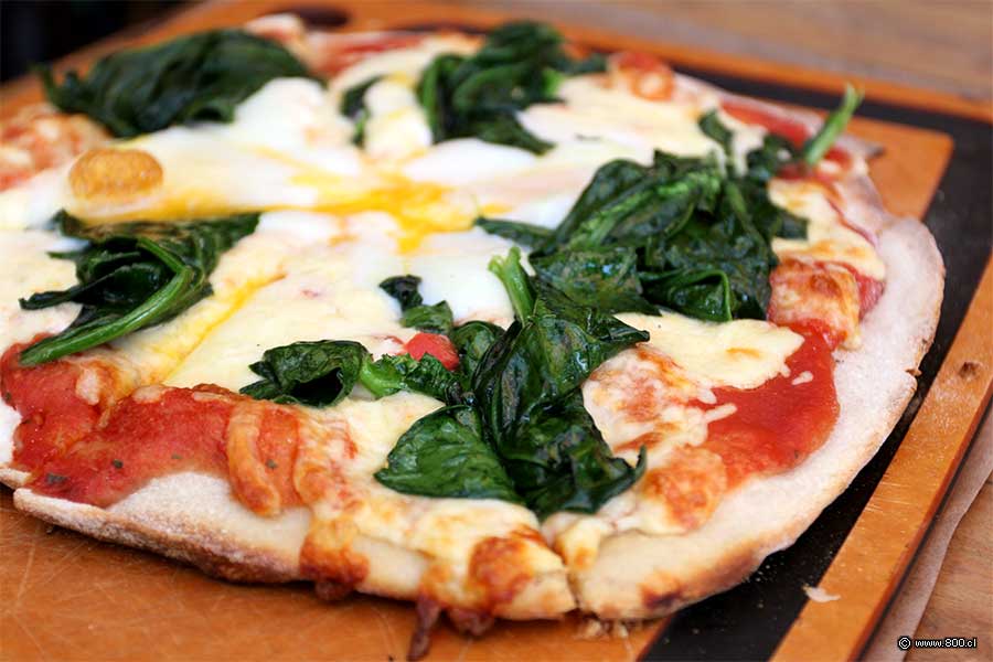 Pizza cocinada a la parrilla con mozzarella, espinacas y huevo - Patio Webber