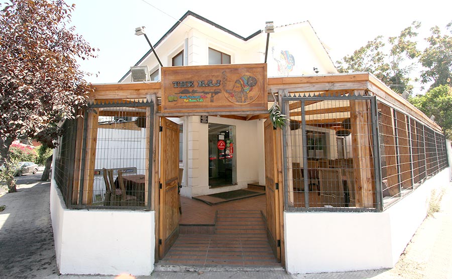 Detalle de la entrada al restaurante y su terraza - The Raj