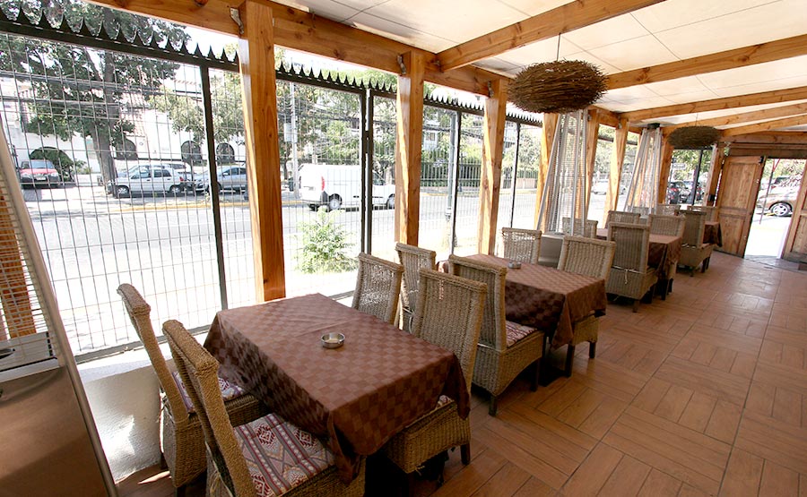 Terraza del restaurante con vista hacia la calle