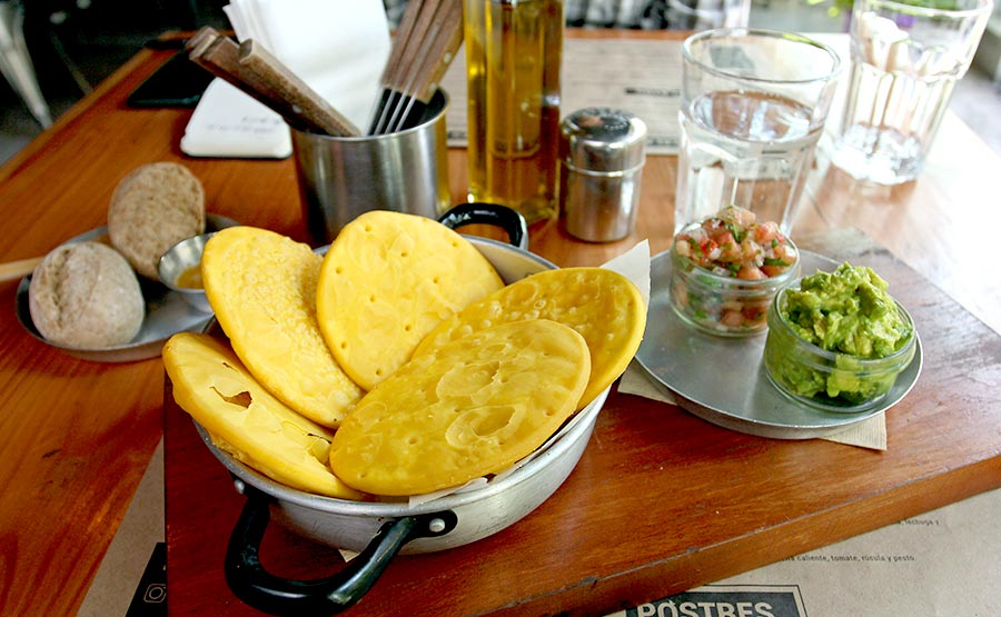 Sopaipillas con Pebre y Palta