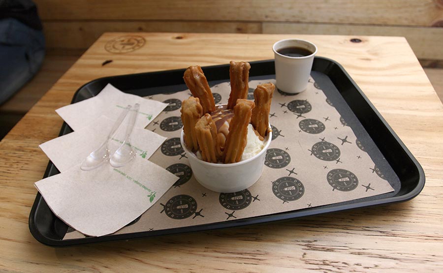 Churros con helado de vainilla - Dony Doner (Providencia)