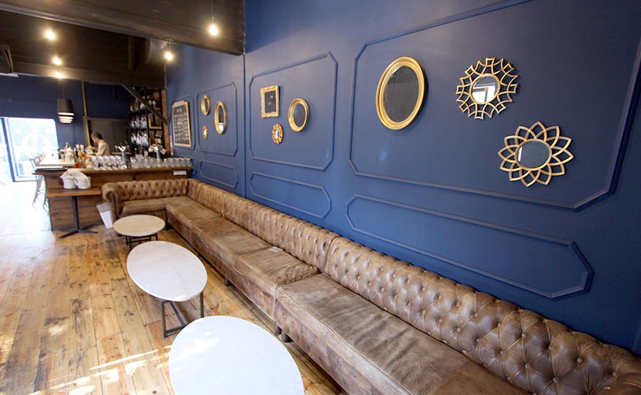 Detalle sillones y decoraci�n dentro del local  - Omert�