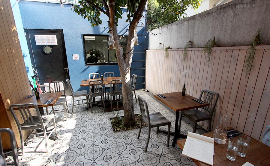 Mesas en el patio del local  - Omert�