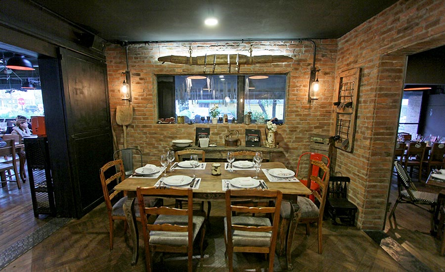 Mesa para 6 personas en saln interior