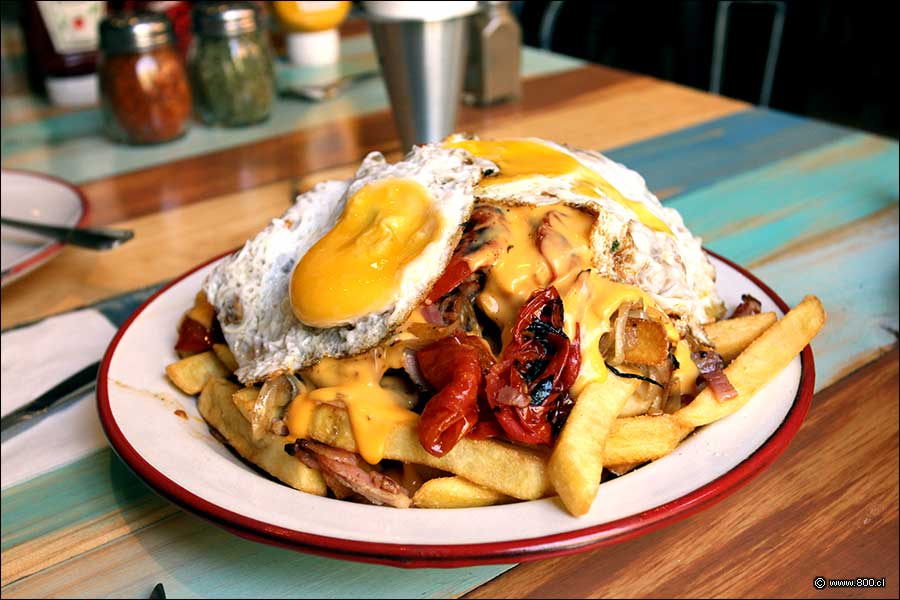 Papas Calbuco, una de las versiones de Chorrillana que hay en fuente Las Leas