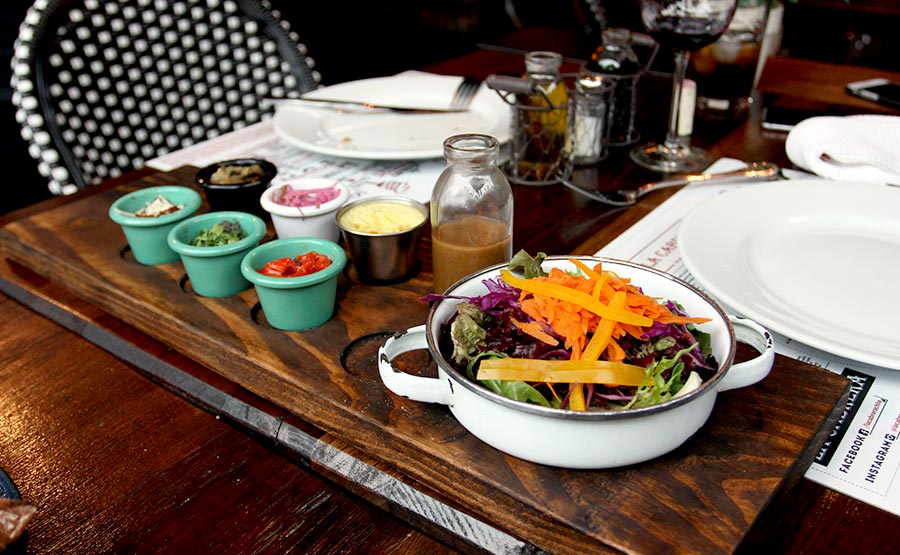 Una pequea ensalada de cortesa con los fondos de La Cabrera - La Cabrera Chile Alonso de Crdova