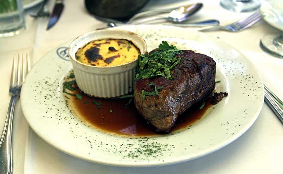 Filete al Cilantro con Pastelera de Choclo.