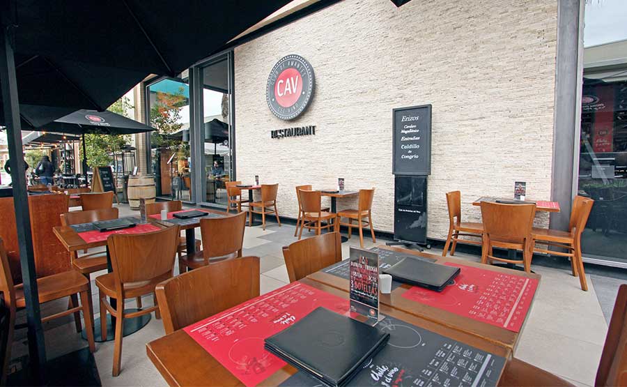 Fachada del restaurante La CAV en Mall Alto Las Condes y sus mesas en la terraza