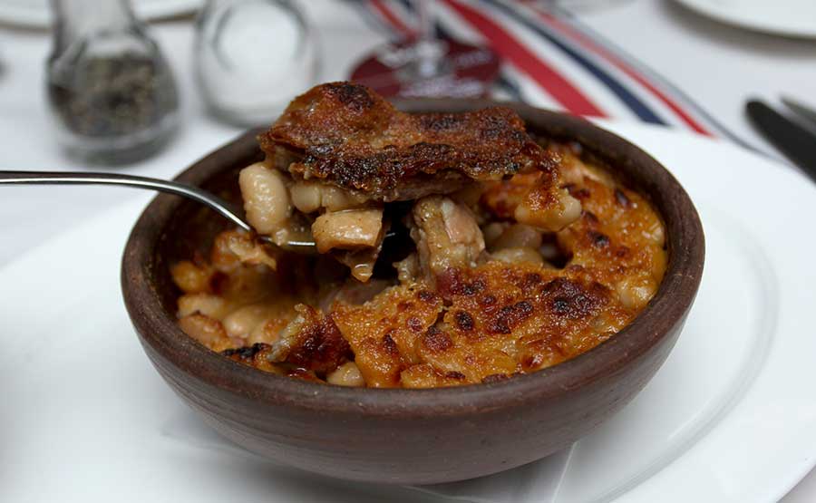 Cassoulet con confit de canard, saucisse y alubias