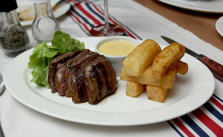 Filete grillado con salsa bearnesa y papas Pont Neuf - Baco Vino y Bistro