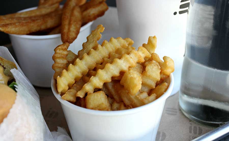 Papas Fritas en corte Crinkle. - Streat Burger (Parque Arauco)