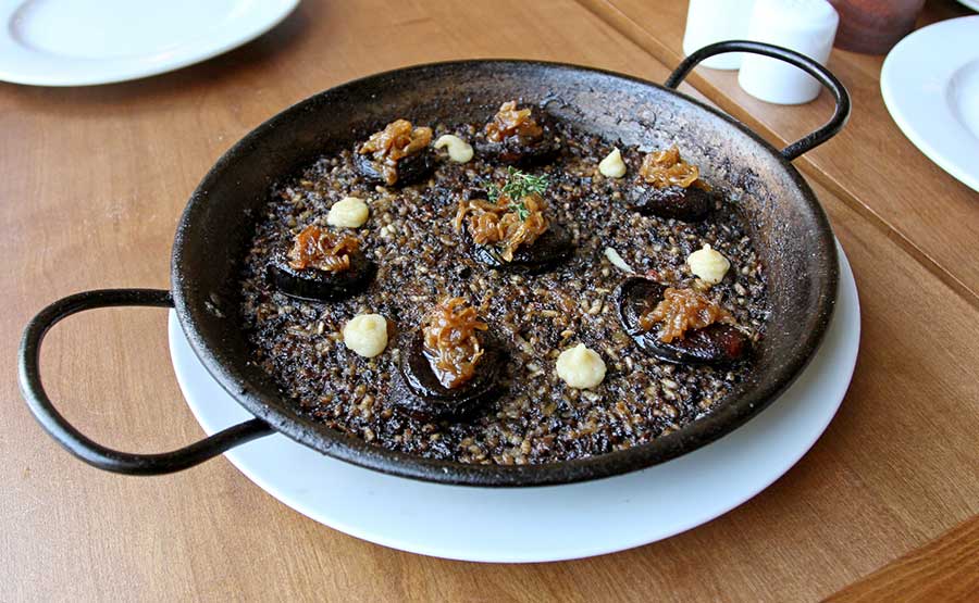 Paella de Prietas, Puerros y Manzanas.