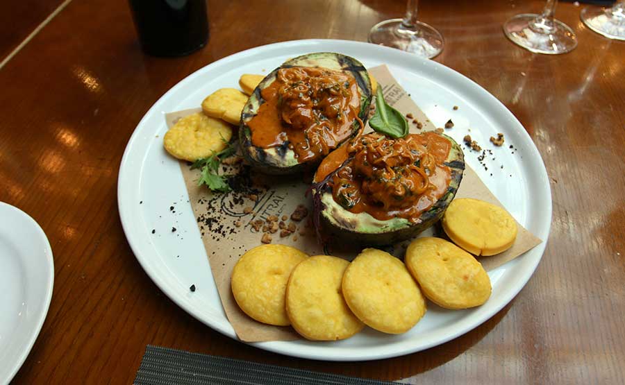 Palta Grillada con Camarones al Aj Panka.