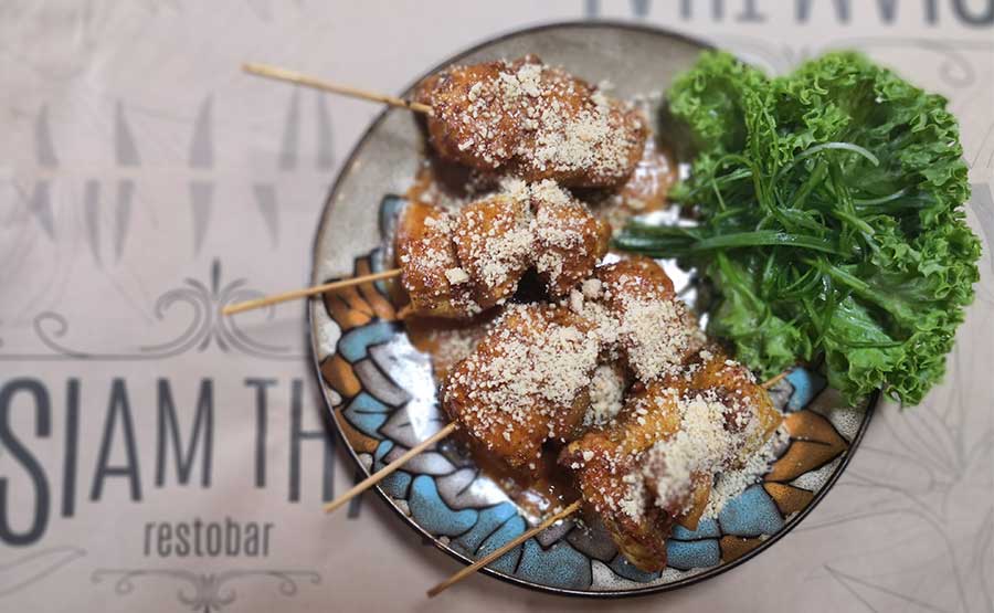 Satay de pollo