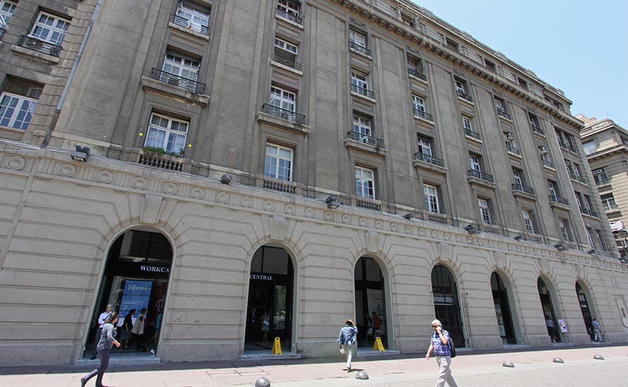 Vista despejada del Portal Bulnes - Comedor Central