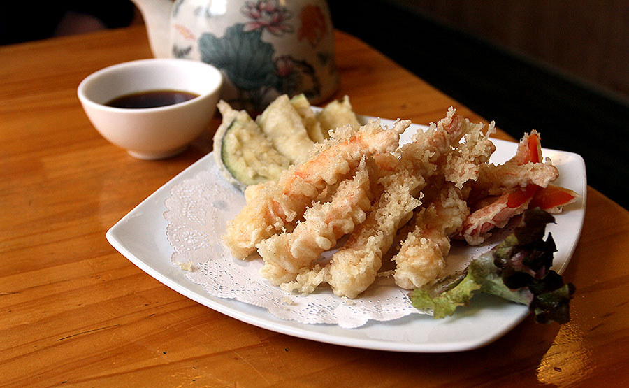 Tempura mixto, con verduras crocantes y camarones de buen calibre - Japn