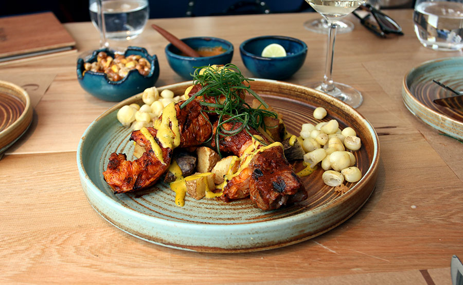 Brochetas Mar y Tierra aliadas con salsa anticuchera - Pescados Capitales