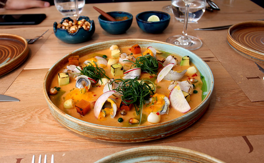 Tiradito de Pejerreyes y Ostiones con dados de palta y camote y lminas de rbano encurtido - Pescados Capitales