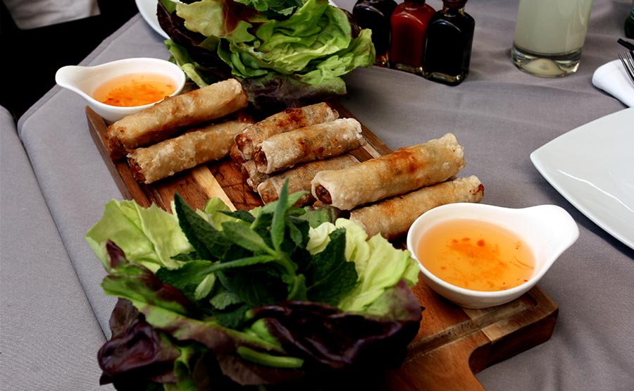 Tabla de Nems, cerdo, pollo y jaiba con salsa spring roll. - Le Bistrot Viet