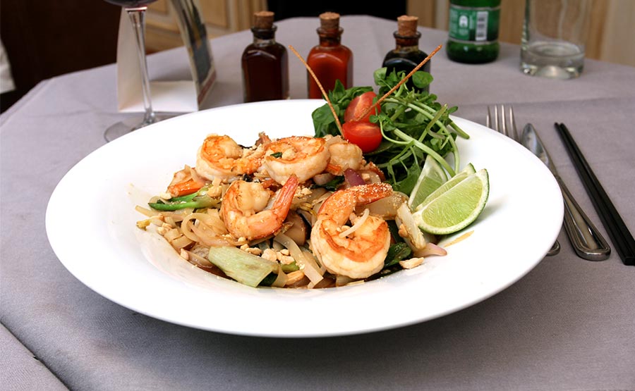 Bánh Pho Xao de camarones, fetuccinis de arroz con camarones y maní