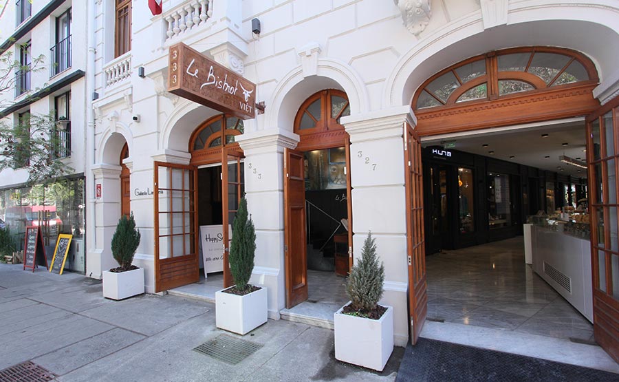 Fachada y acceso a Le Bistrot Viet en Lastarria