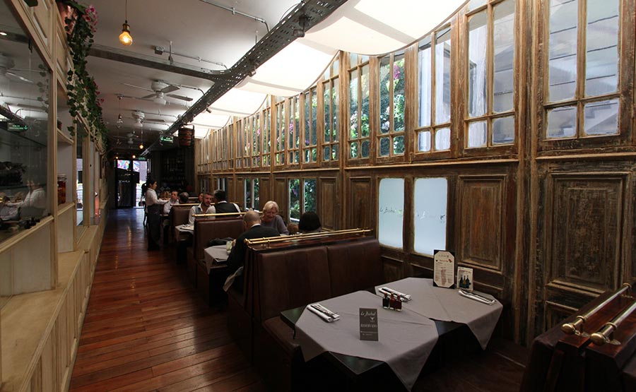 Mesas de Le Bistrot Viet en el pasillo que simula un tren