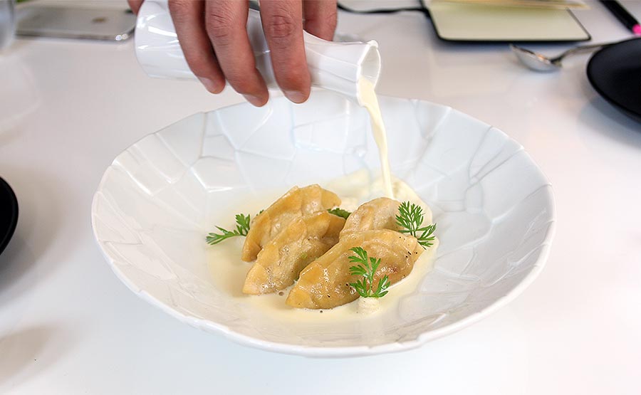 Dumpling de Locos servidos con caldo - Olam