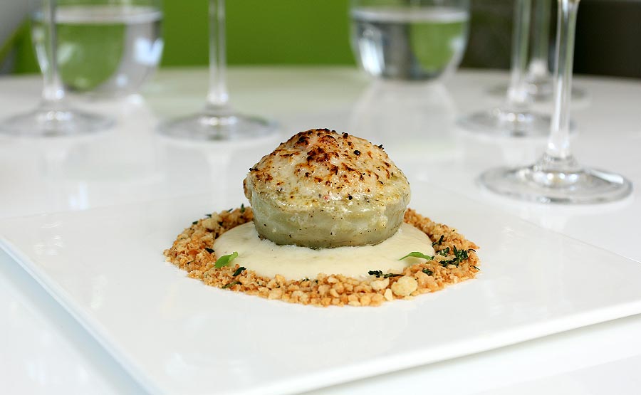 Alcachofa confitada con Chupe de Centolla - Olam