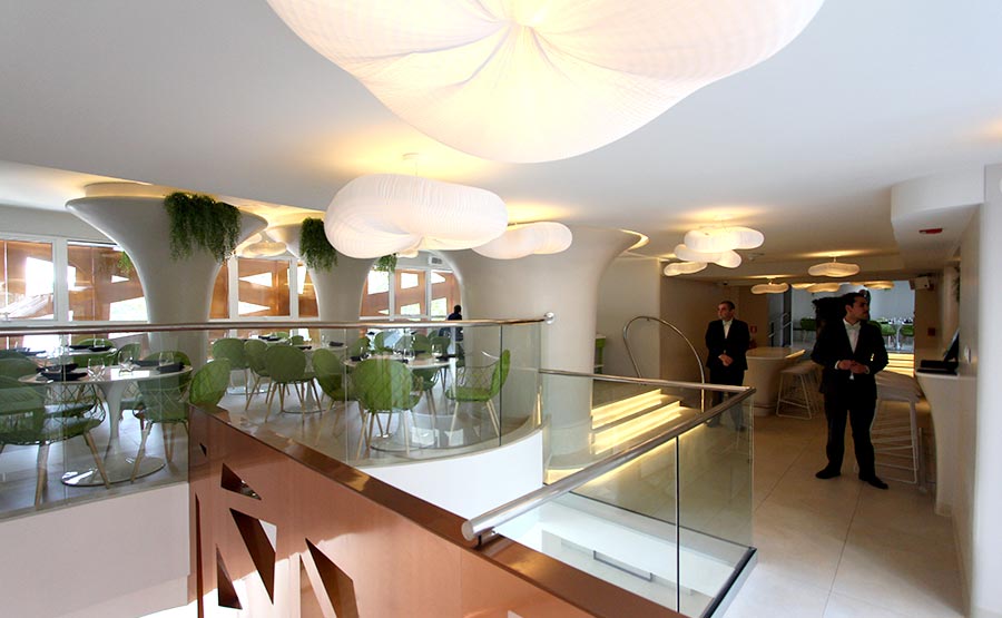El moderno saln del restaurante en el segundo piso del hotel